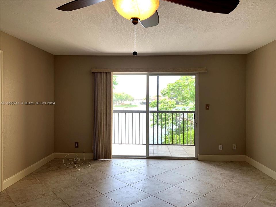 For Rent: $2,300 (2 beds, 1 baths, 812 Square Feet)