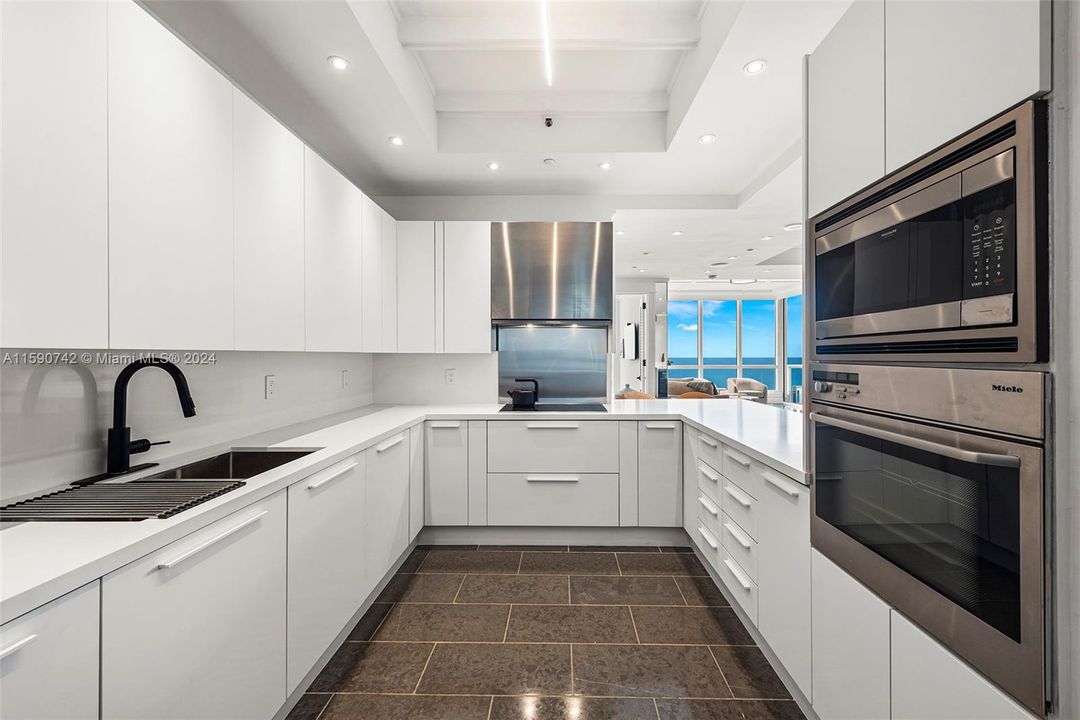 Recently Sold: $5,995,000 (2 beds, 2 baths, 1870 Square Feet)