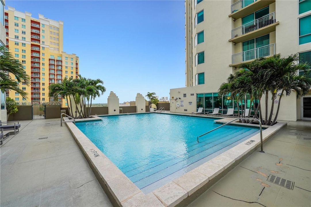 Active With Contract: $320,000 (1 beds, 1 baths, 657 Square Feet)