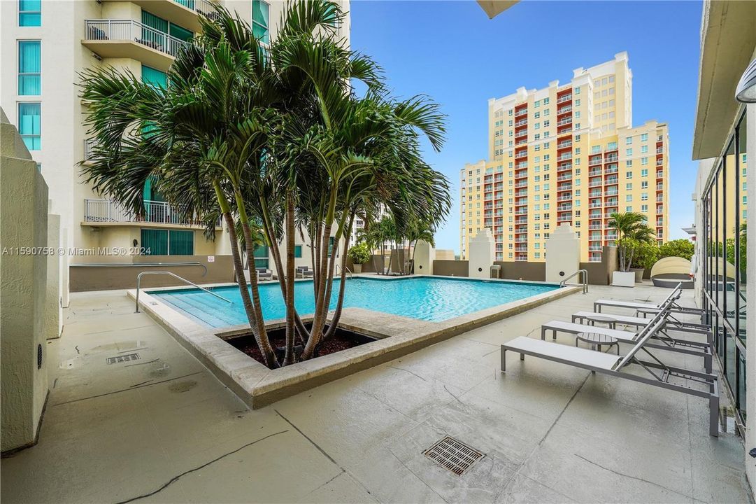 Active With Contract: $320,000 (1 beds, 1 baths, 657 Square Feet)