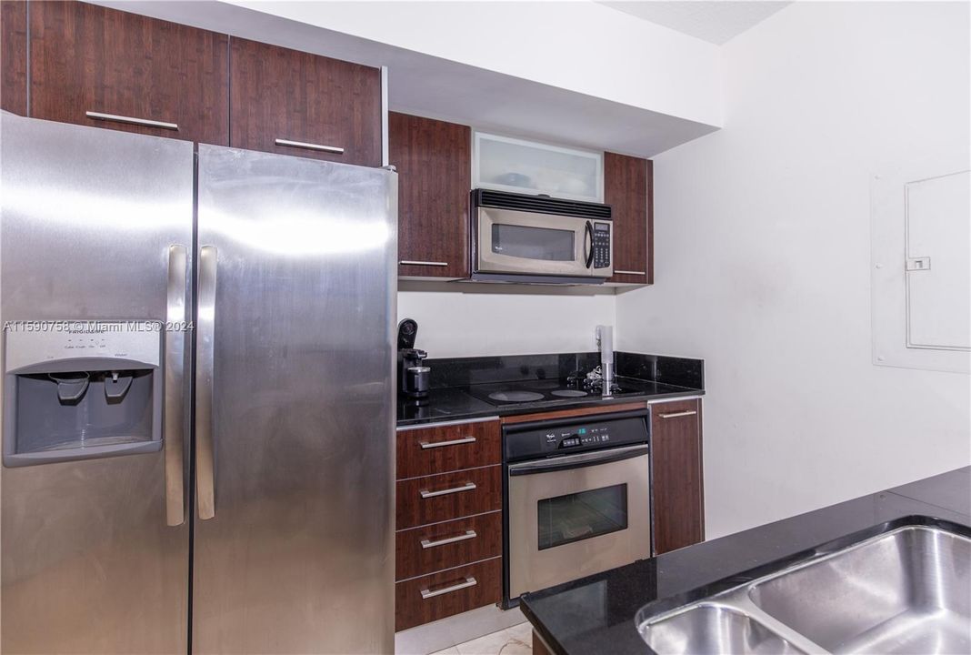Active With Contract: $320,000 (1 beds, 1 baths, 657 Square Feet)