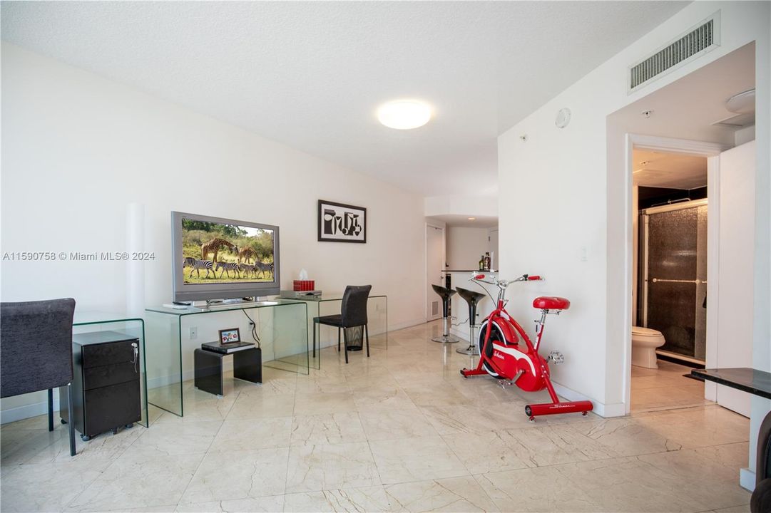 Active With Contract: $320,000 (1 beds, 1 baths, 657 Square Feet)