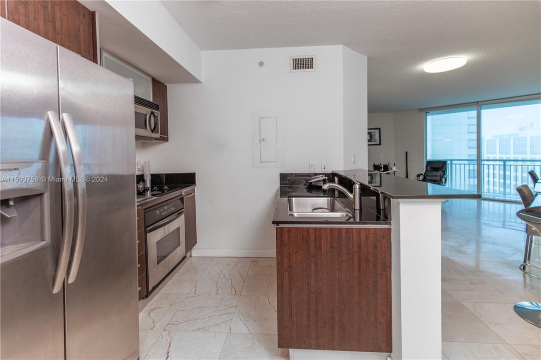 Active With Contract: $320,000 (1 beds, 1 baths, 657 Square Feet)