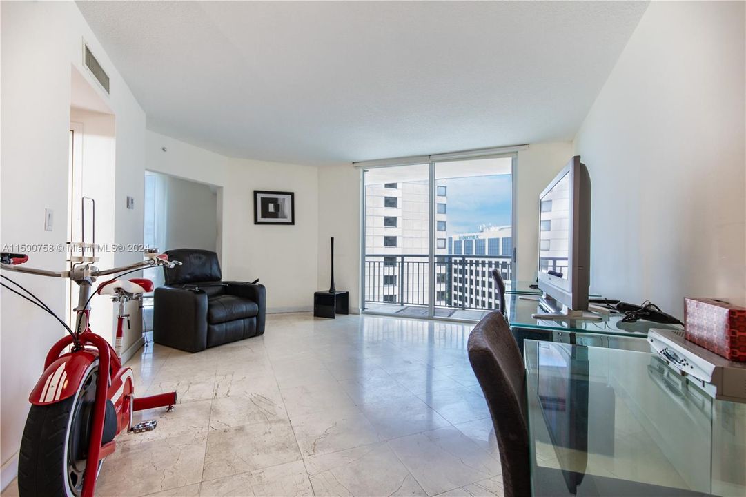 Active With Contract: $320,000 (1 beds, 1 baths, 657 Square Feet)