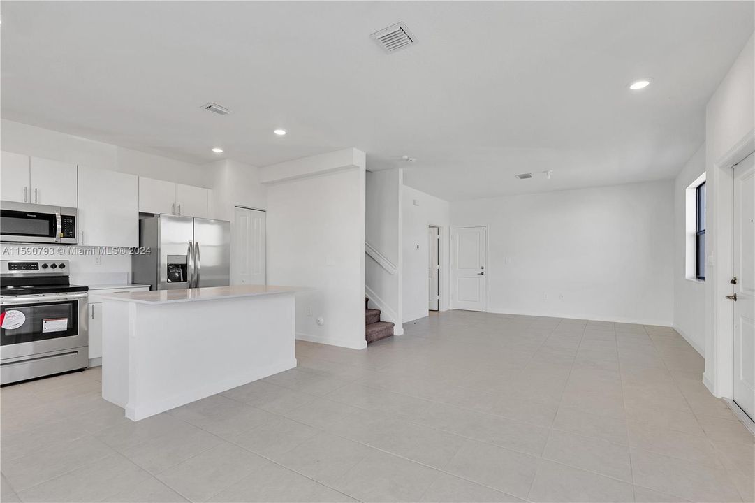 Active With Contract: $3,100 (3 beds, 2 baths, 1812 Square Feet)