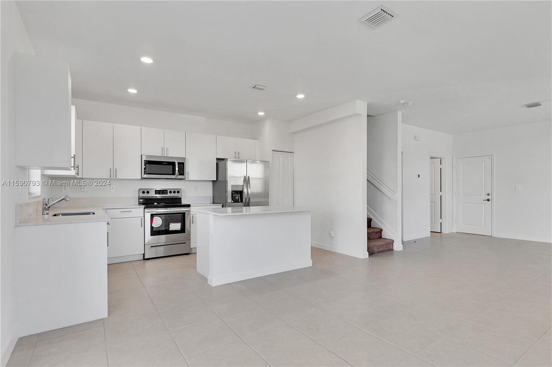 Active With Contract: $3,100 (3 beds, 2 baths, 1812 Square Feet)