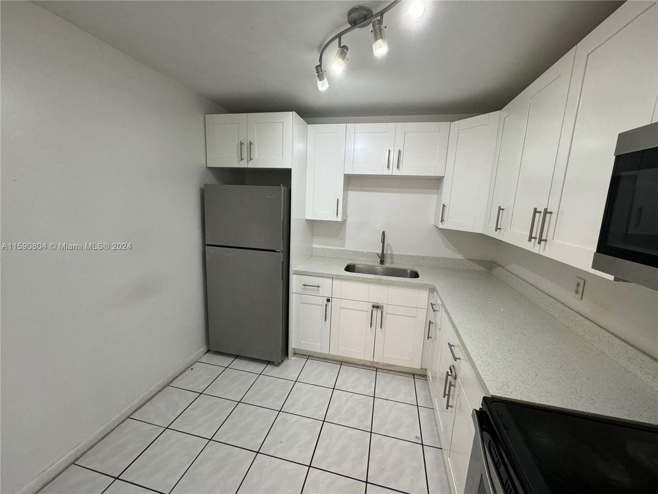 Recently Rented: $1,600 (1 beds, 1 baths, 740 Square Feet)