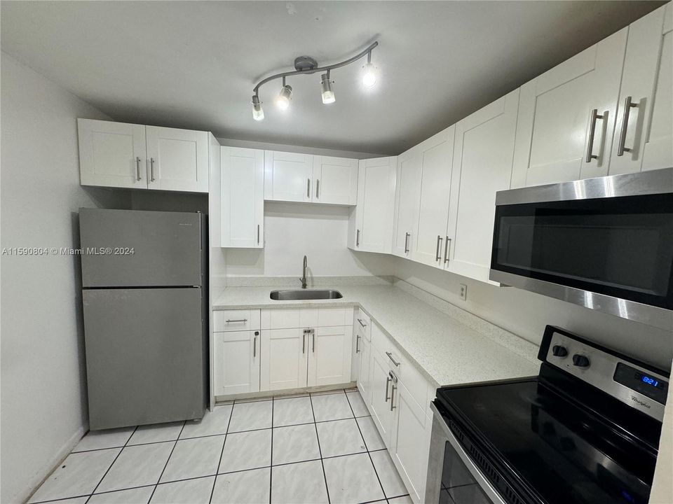 Recently Rented: $1,600 (1 beds, 1 baths, 740 Square Feet)