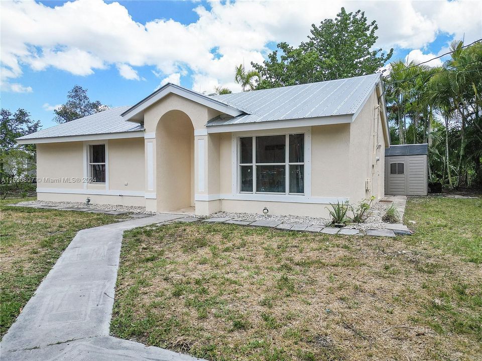 Active With Contract: $475,000 (3 beds, 2 baths, 1038 Square Feet)