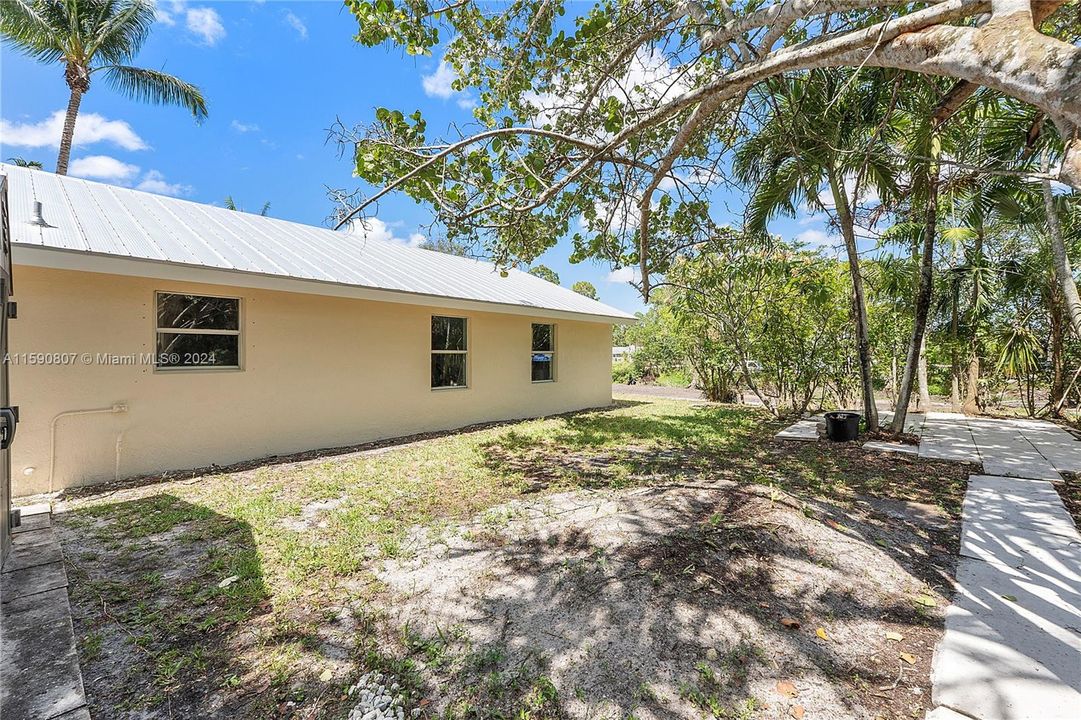 Active With Contract: $475,000 (3 beds, 2 baths, 1038 Square Feet)