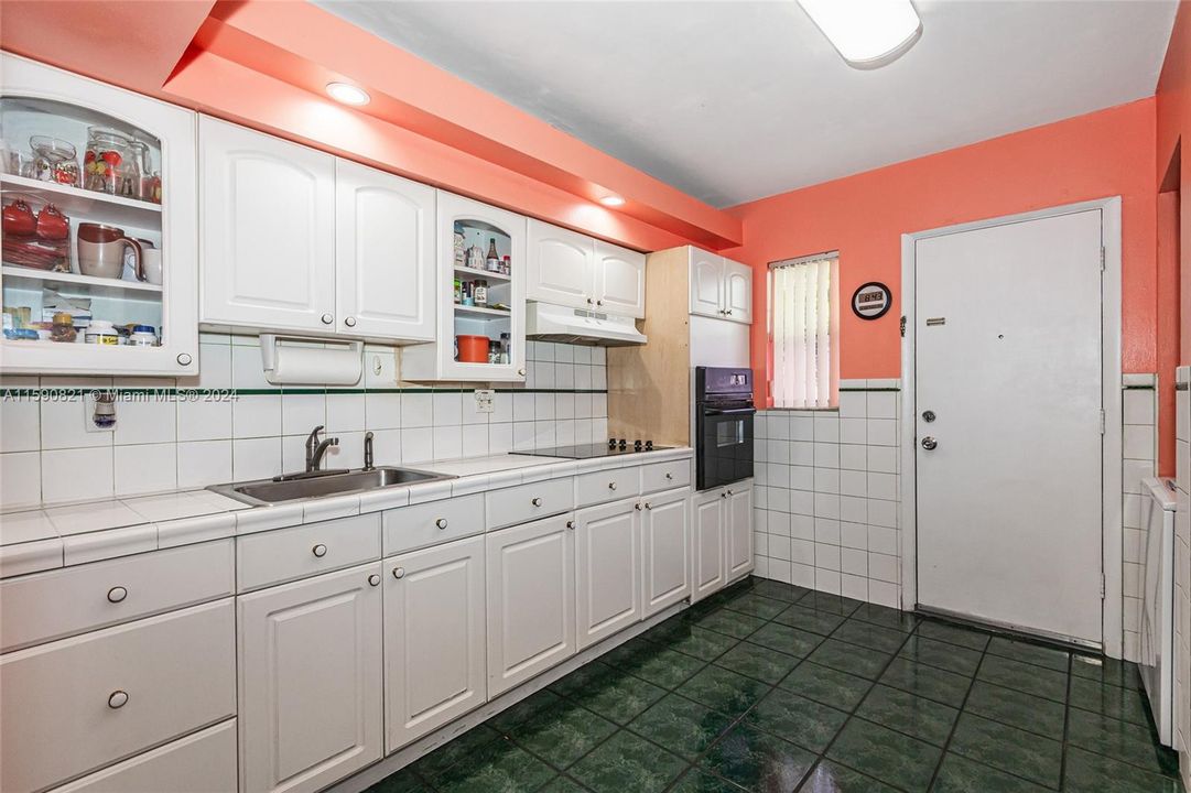 For Sale: $305,000 (3 beds, 2 baths, 1236 Square Feet)