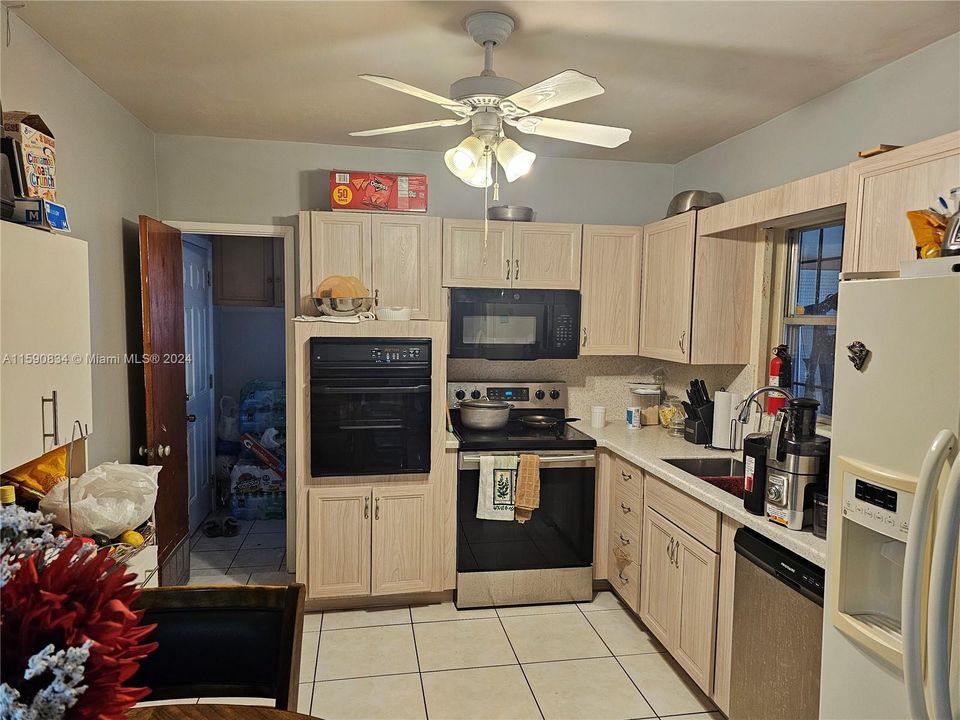 Active With Contract: $1,100 (3 beds, 2 baths, 1645 Square Feet)