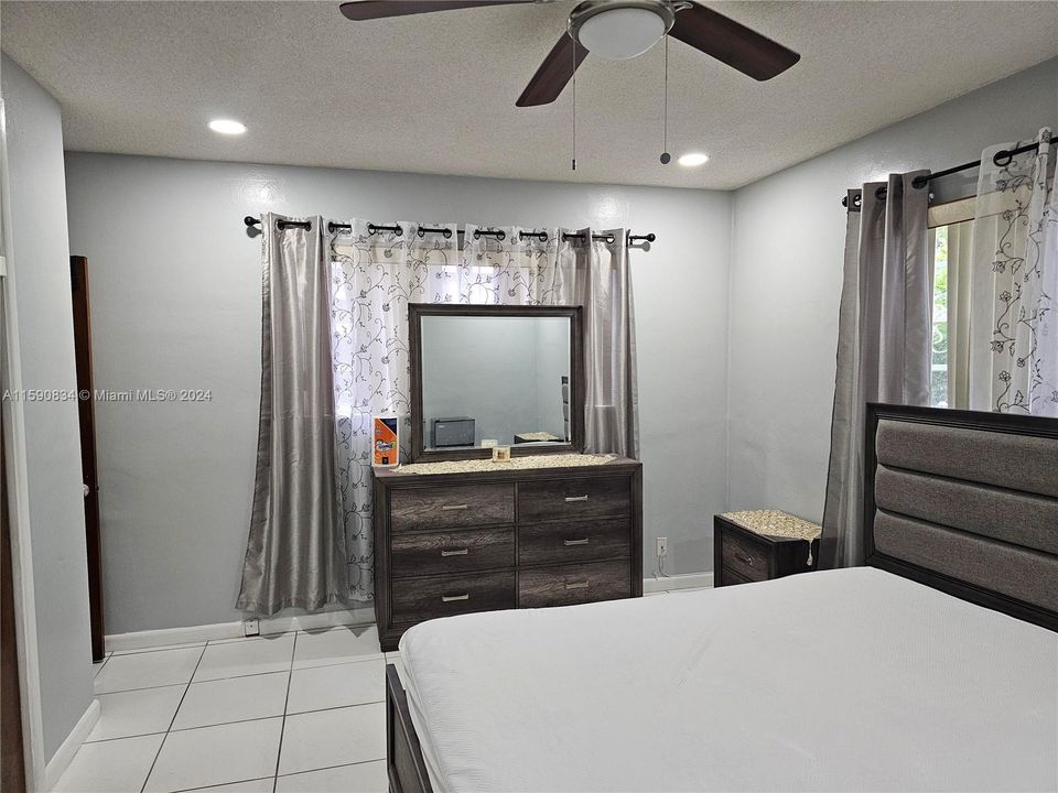 Active With Contract: $1,100 (3 beds, 2 baths, 1645 Square Feet)