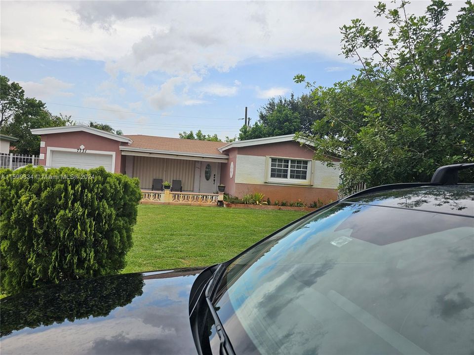 Active With Contract: $1,100 (3 beds, 2 baths, 1645 Square Feet)