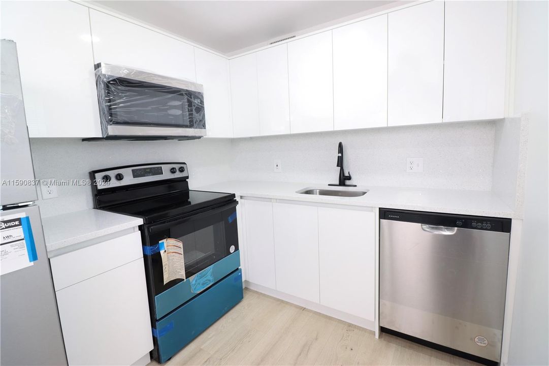 For Sale: $199,000 (2 beds, 1 baths, 954 Square Feet)