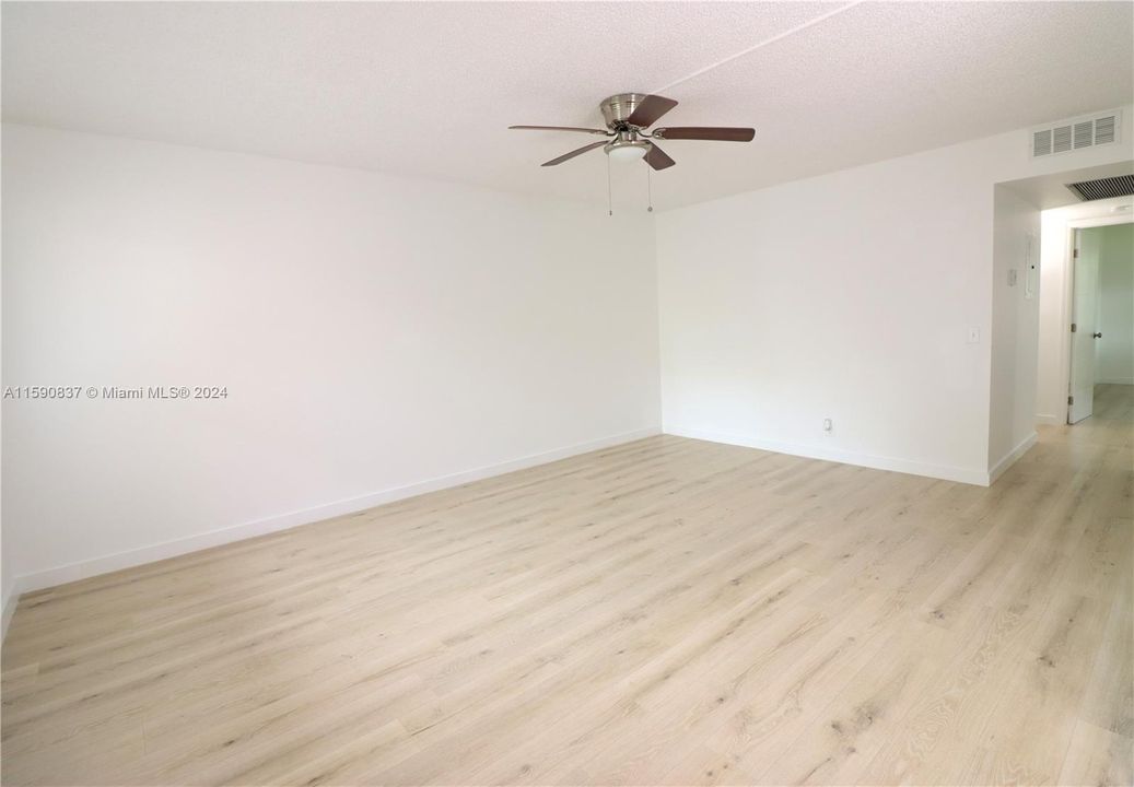 For Sale: $199,000 (2 beds, 1 baths, 954 Square Feet)