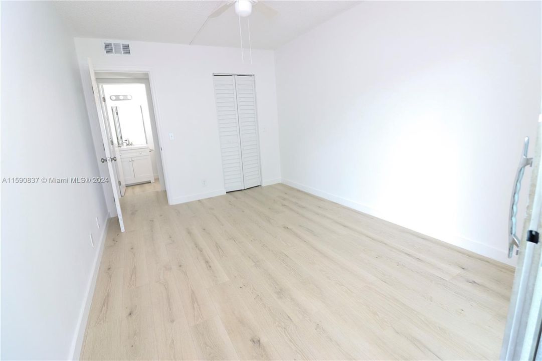 For Sale: $199,000 (2 beds, 1 baths, 954 Square Feet)