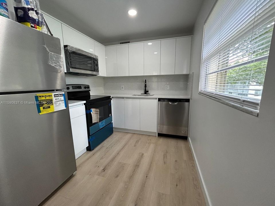 For Sale: $199,000 (2 beds, 1 baths, 954 Square Feet)