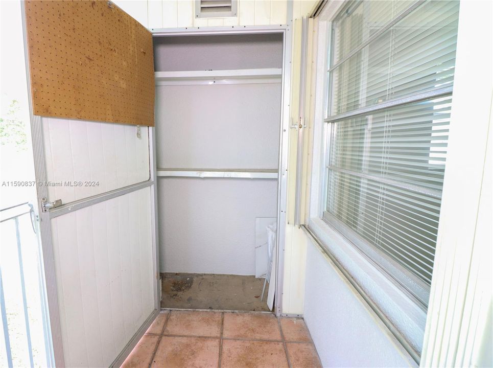 For Sale: $199,000 (2 beds, 1 baths, 954 Square Feet)