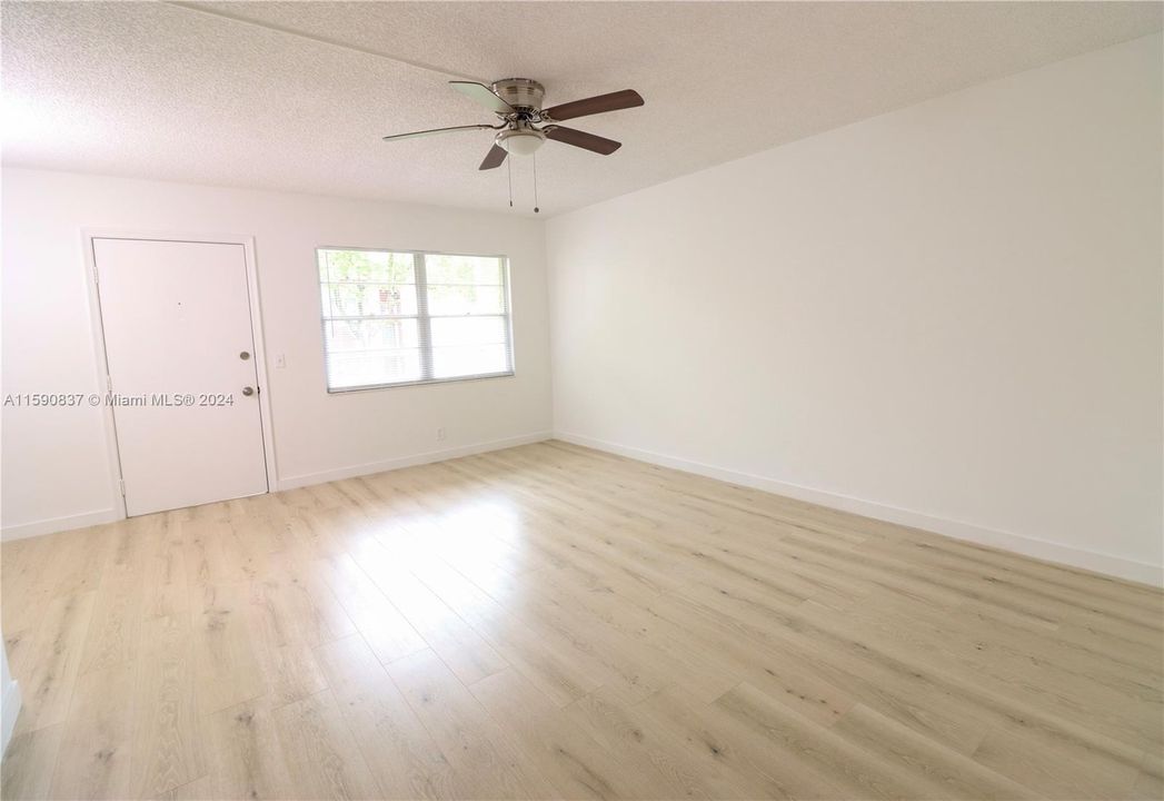 For Sale: $199,000 (2 beds, 1 baths, 954 Square Feet)