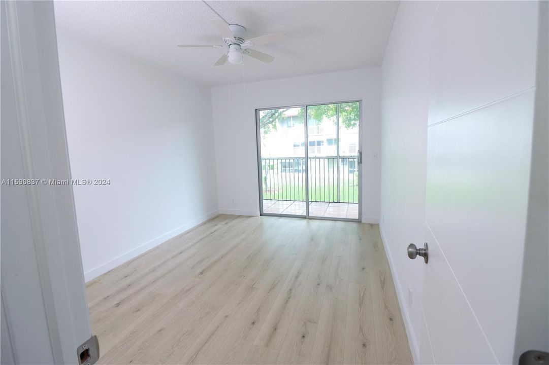 For Sale: $199,000 (2 beds, 1 baths, 954 Square Feet)