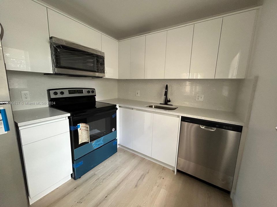 For Sale: $199,000 (2 beds, 1 baths, 954 Square Feet)