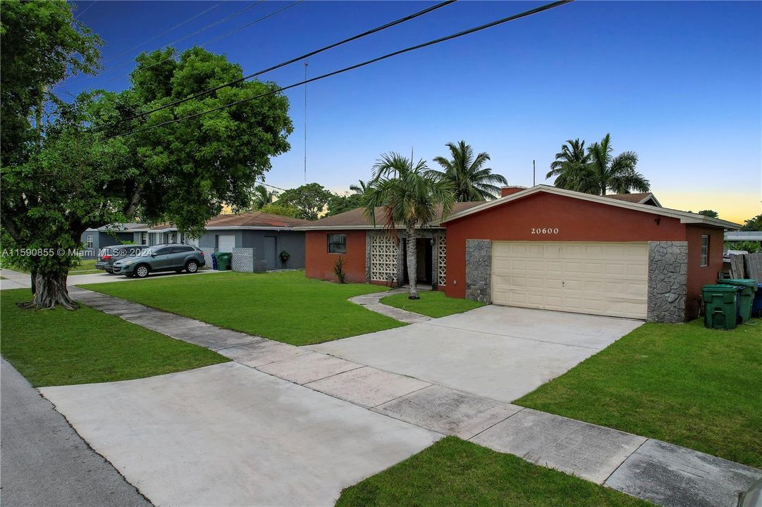 Recently Sold: $525,000 (3 beds, 2 baths, 1372 Square Feet)