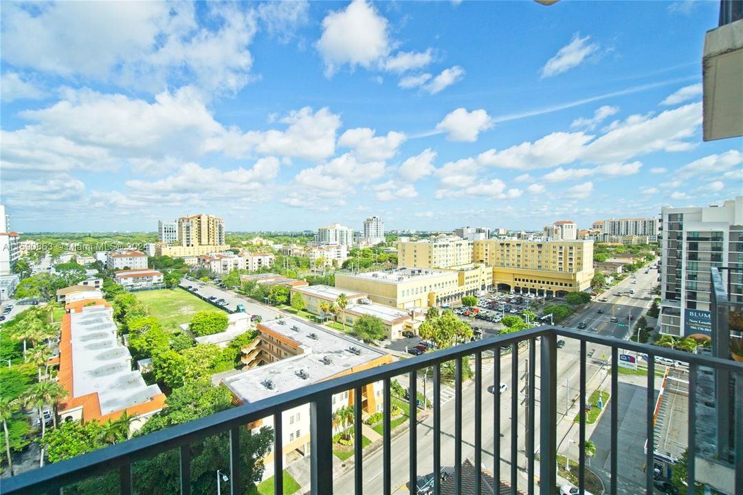Active With Contract: $2,400 (1 beds, 1 baths, 831 Square Feet)