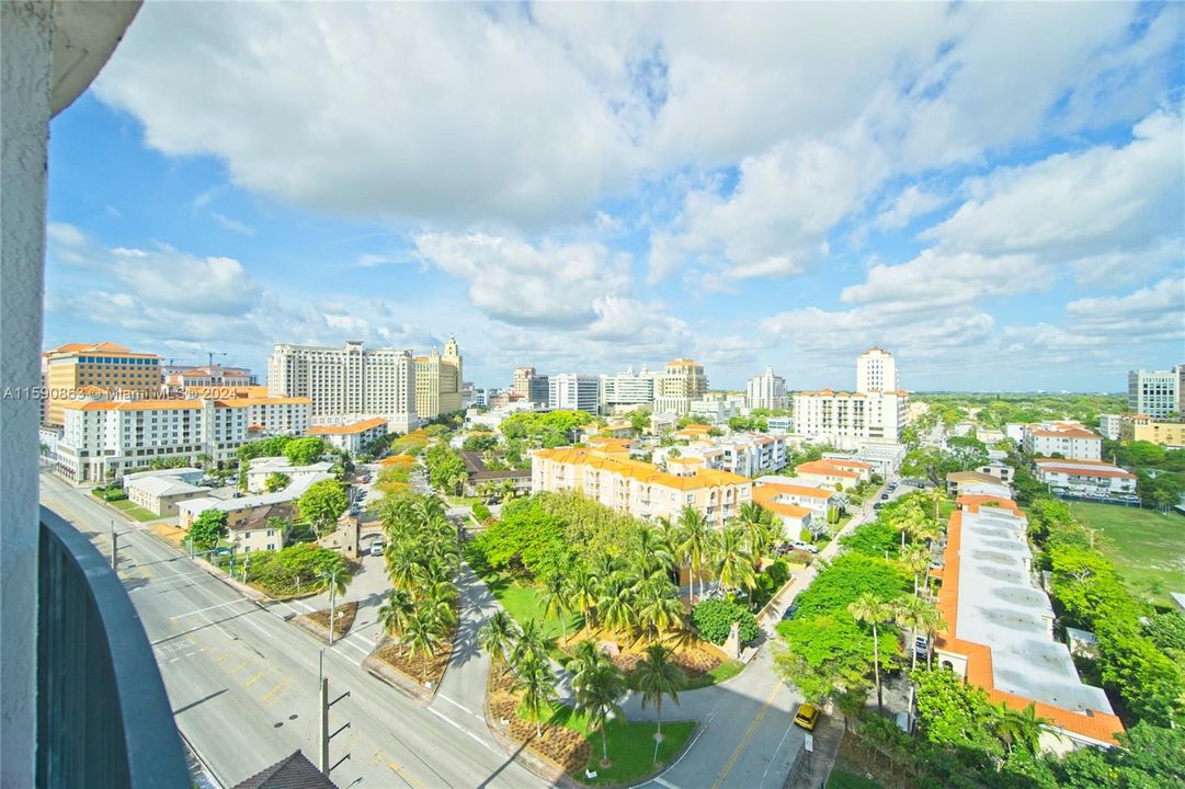 Active With Contract: $2,400 (1 beds, 1 baths, 831 Square Feet)