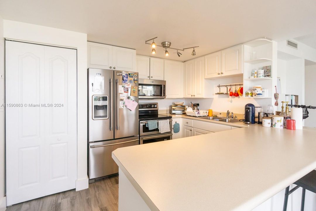 Active With Contract: $2,400 (1 beds, 1 baths, 831 Square Feet)