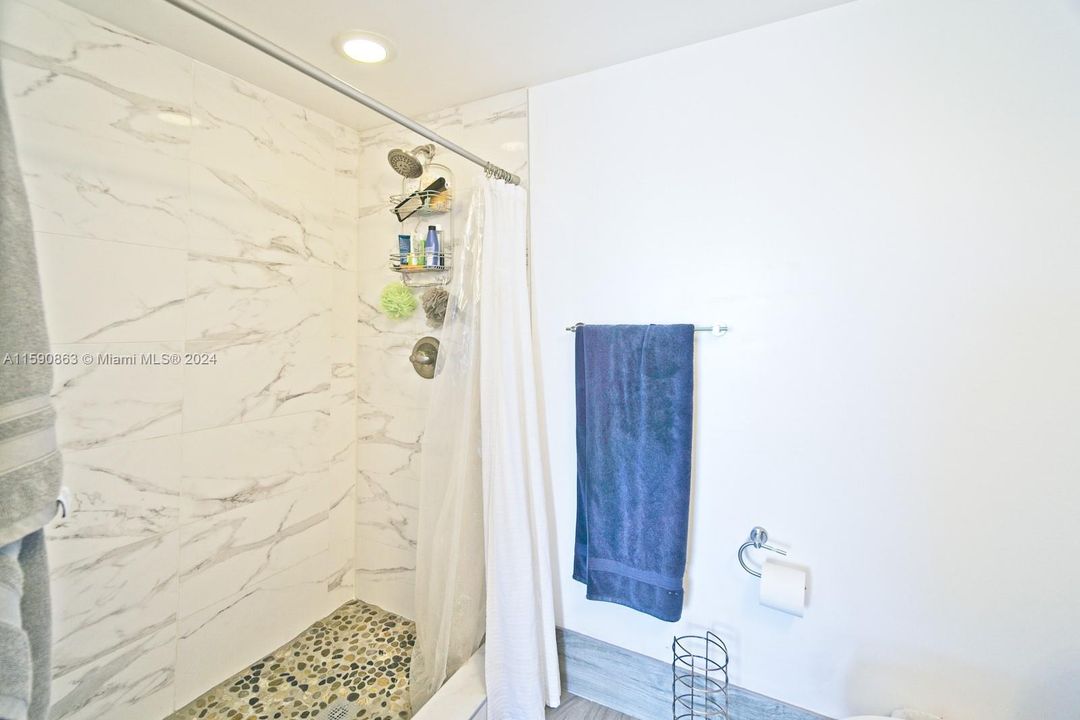 Active With Contract: $2,400 (1 beds, 1 baths, 831 Square Feet)
