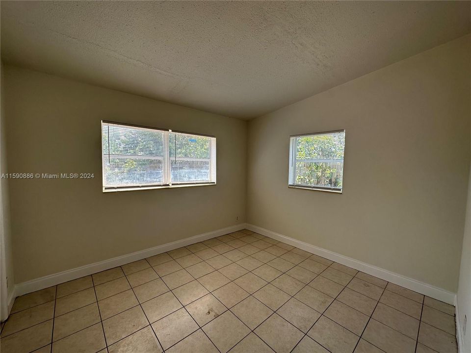 Active With Contract: $2,500 (3 beds, 1 baths, 970 Square Feet)