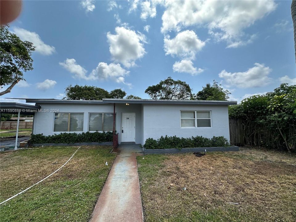 Active With Contract: $2,500 (3 beds, 1 baths, 970 Square Feet)