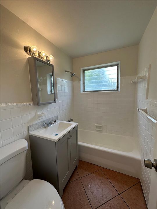 Active With Contract: $2,500 (3 beds, 1 baths, 970 Square Feet)