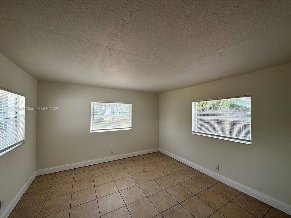 Active With Contract: $2,500 (3 beds, 1 baths, 970 Square Feet)