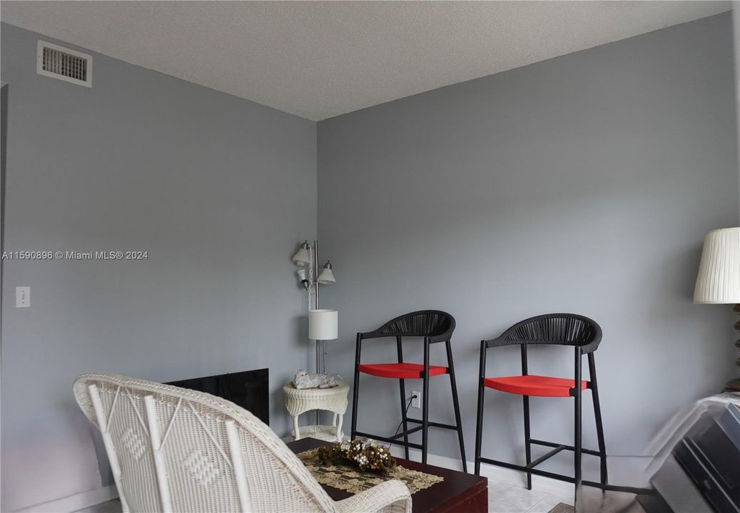 Active With Contract: $325,900 (2 beds, 2 baths, 1080 Square Feet)