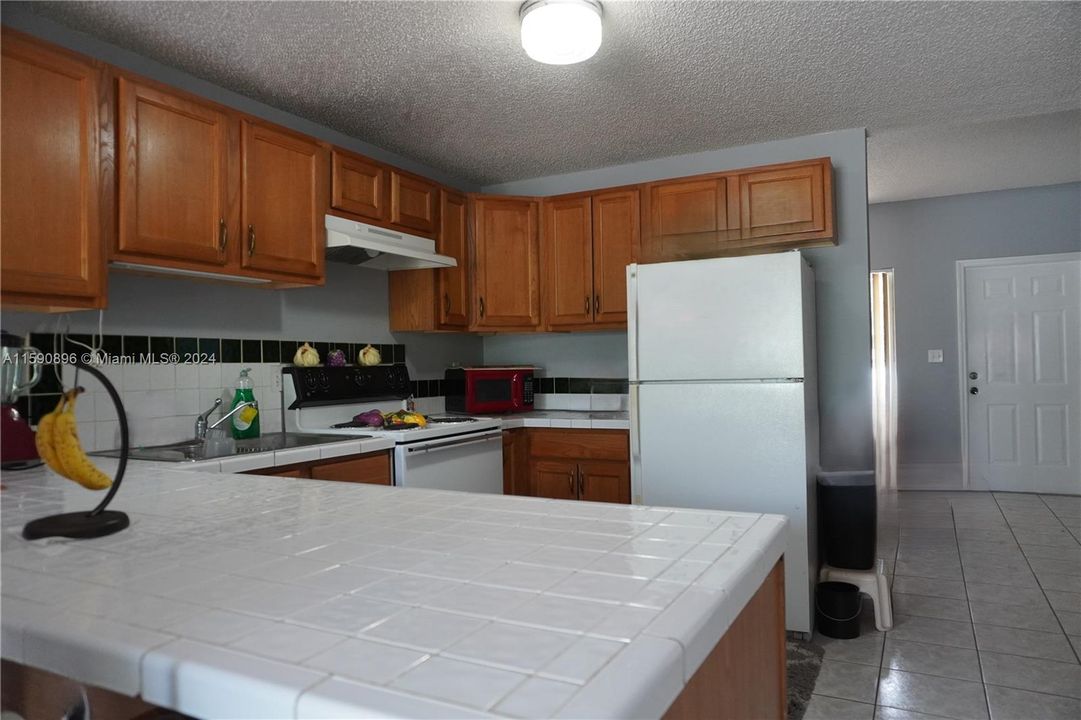 Active With Contract: $325,900 (2 beds, 2 baths, 1080 Square Feet)