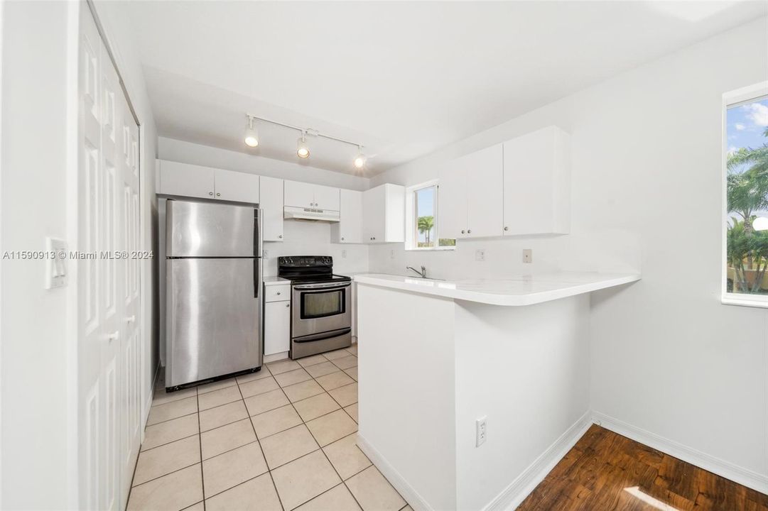 Active With Contract: $255,000 (3 beds, 2 baths, 1024 Square Feet)