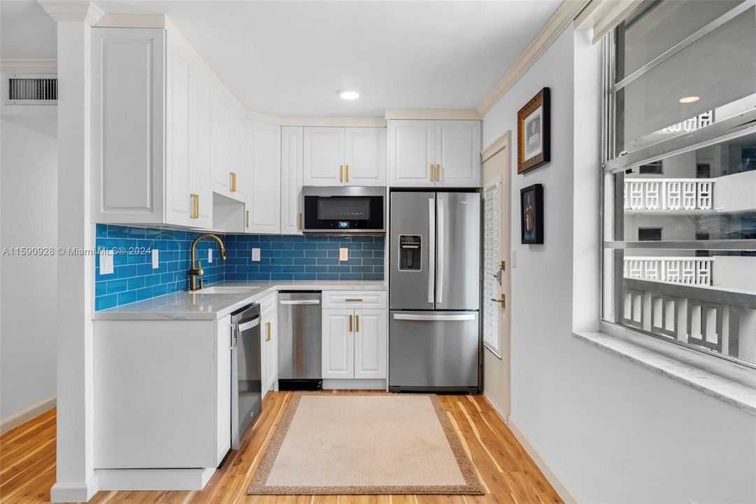 For Sale: $295,000 (1 beds, 1 baths, 755 Square Feet)