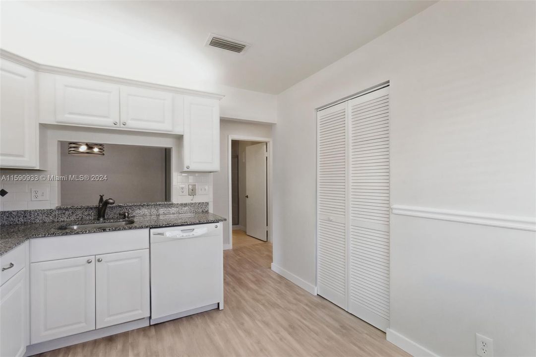 Active With Contract: $2,400 (2 beds, 2 baths, 1150 Square Feet)