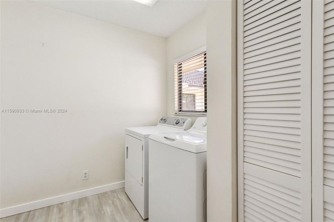 Active With Contract: $2,400 (2 beds, 2 baths, 1150 Square Feet)