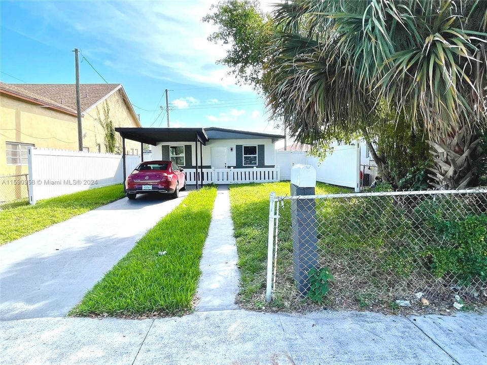 For Sale: $435,000 (3 beds, 2 baths, 816 Square Feet)