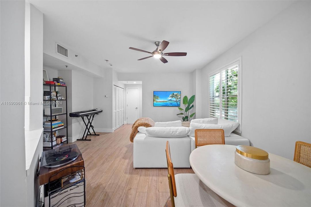 Active With Contract: $425,000 (2 beds, 2 baths, 906 Square Feet)