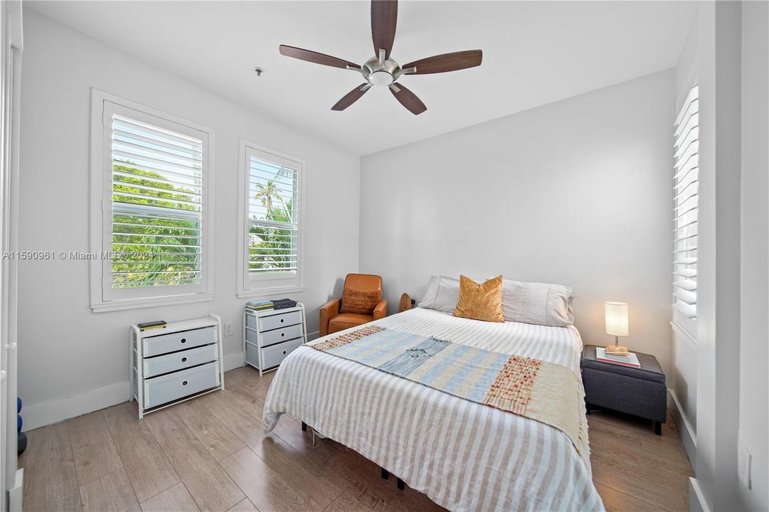 Active With Contract: $425,000 (2 beds, 2 baths, 906 Square Feet)