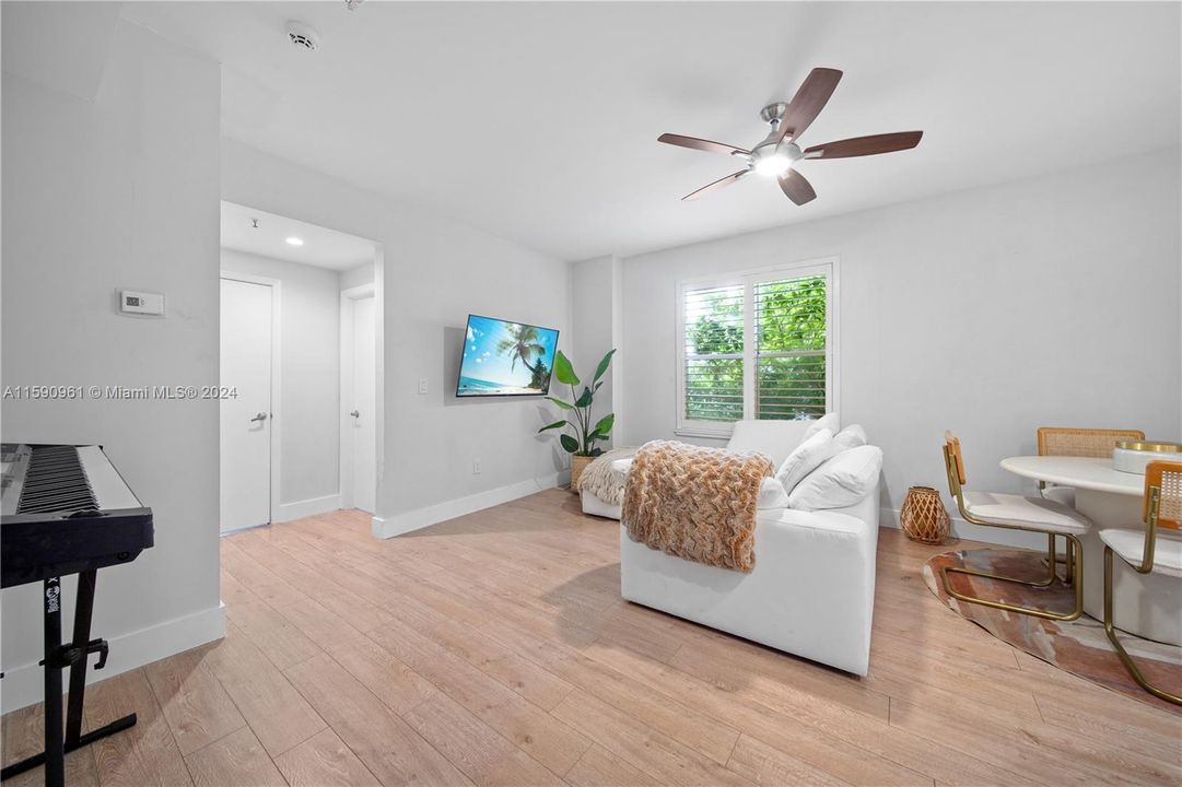 Active With Contract: $425,000 (2 beds, 2 baths, 906 Square Feet)