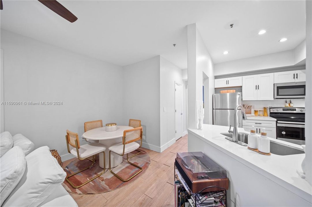 Active With Contract: $425,000 (2 beds, 2 baths, 906 Square Feet)