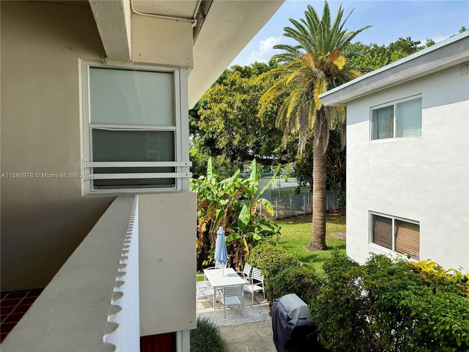 Active With Contract: $2,700 (2 beds, 2 baths, 1090 Square Feet)