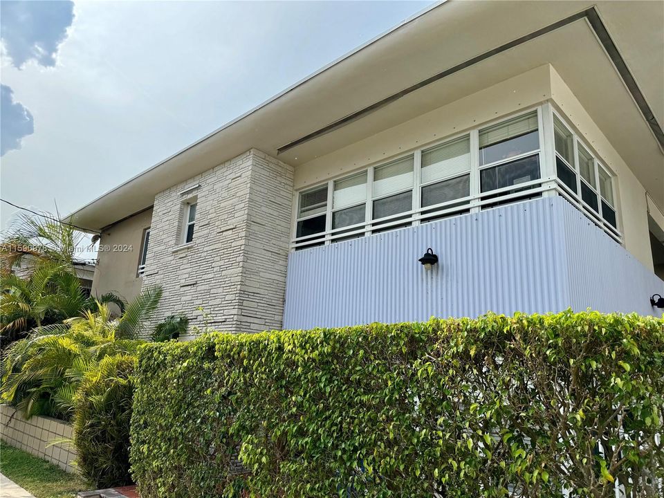 Active With Contract: $2,700 (2 beds, 2 baths, 1090 Square Feet)