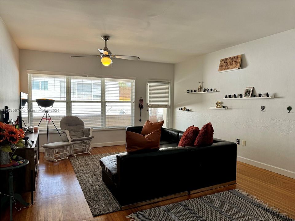 Active With Contract: $2,700 (2 beds, 2 baths, 1090 Square Feet)