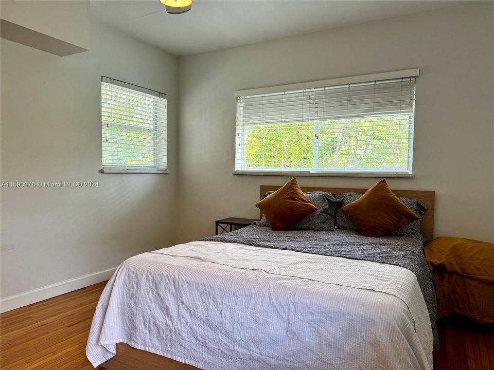Active With Contract: $2,700 (2 beds, 2 baths, 1090 Square Feet)